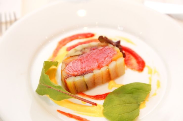 ソースのかかった料理